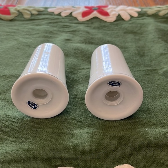 Vintage Holiday Christmas Porcelain Salt Pepper Shaker Holly Berry New In Box - Picture 5 of 6